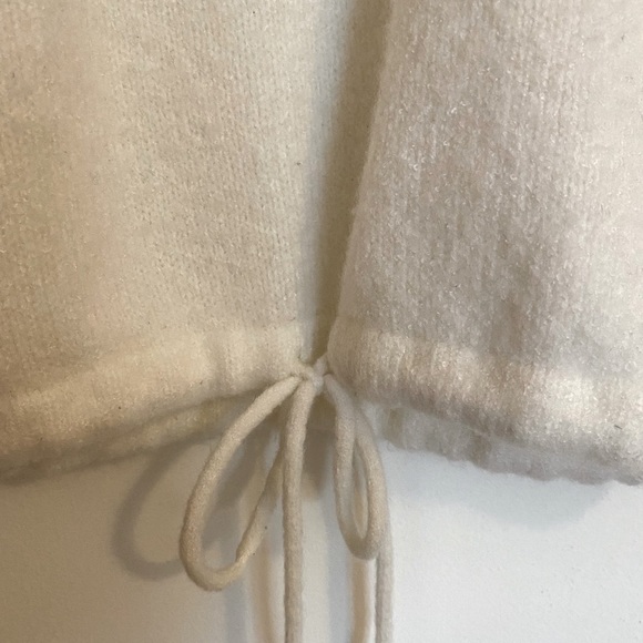 Women’s KIKIT black and white sweater. Size medium. - Picture 4 of 6